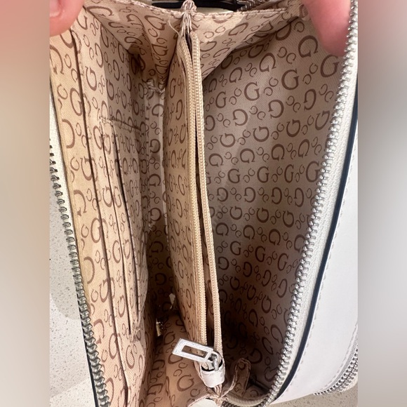 GUESS white crossbody camera purse - Picture 6 of 9